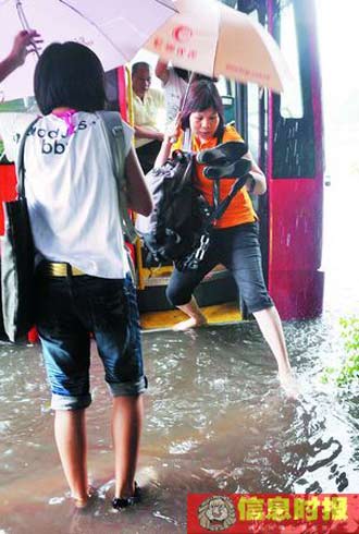 广州突降暴雨稍缓暑热 部分地方出现水浸街(图