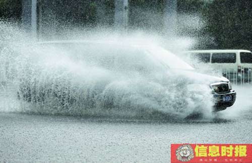 广州突降暴雨稍缓暑热 部分地方出现水浸街(图