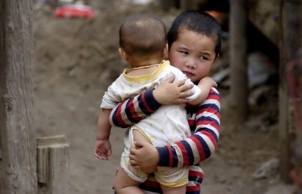 舟曲:6岁哥哥抱着1岁的弟弟在废墟中穿行(图)