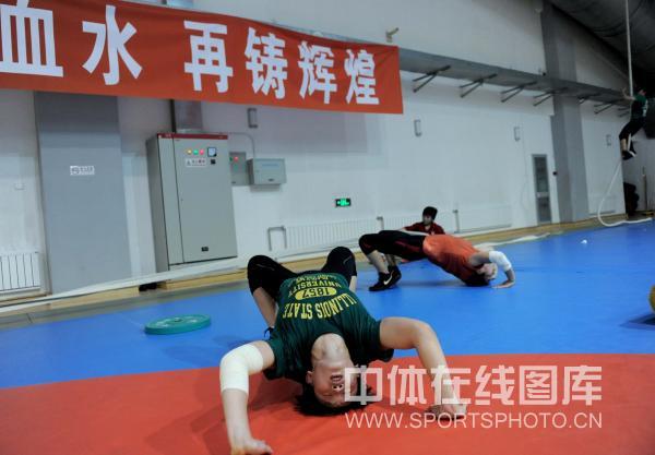 图文:女子摔跤队备战世锦赛 队员背撑练习