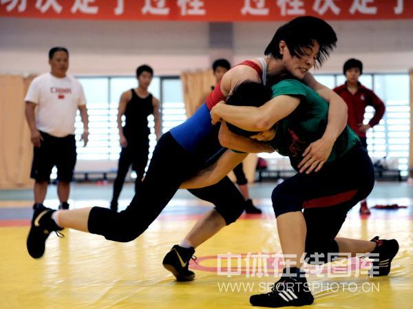 组图:中国女子摔跤队备战世锦赛 队员刻苦训练