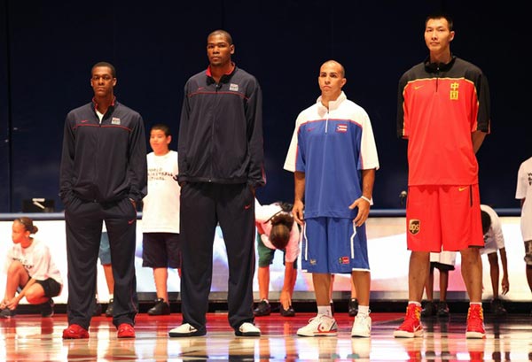 (0)   北京时间8月13日,在美国参加男篮热身的易建联与众多篮球巨星