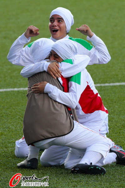图文:青奥会土耳其女足4-2伊朗 伊朗队员庆祝