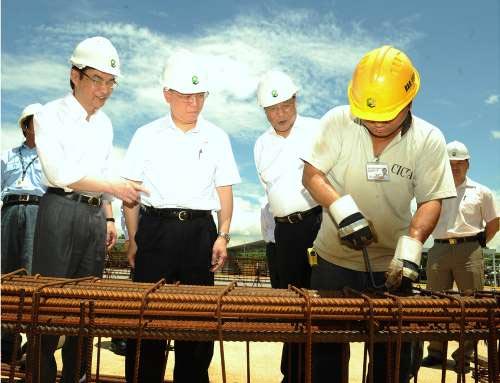 曾荫权勉香港年轻人投身建造业:虽辛苦但有意