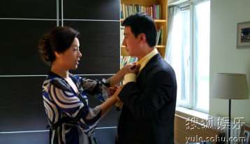 《姐妹新娘》中李凤绪为儿子整理领带