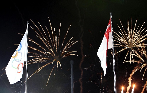 图文:首届青奥会于新加坡开幕 开幕式升旗仪式
