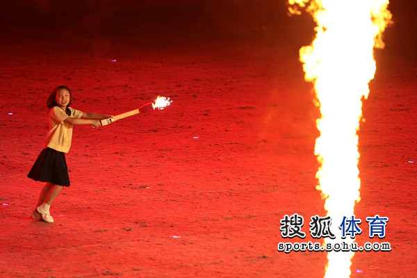 图文:新加坡青奥会开幕式 小女孩手持火种