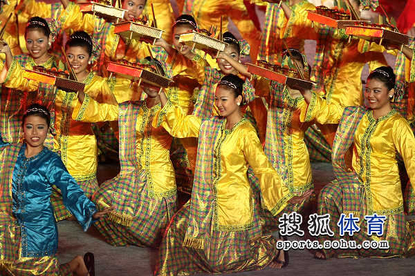 图文:新加坡青奥会开幕式 民族特色的表演