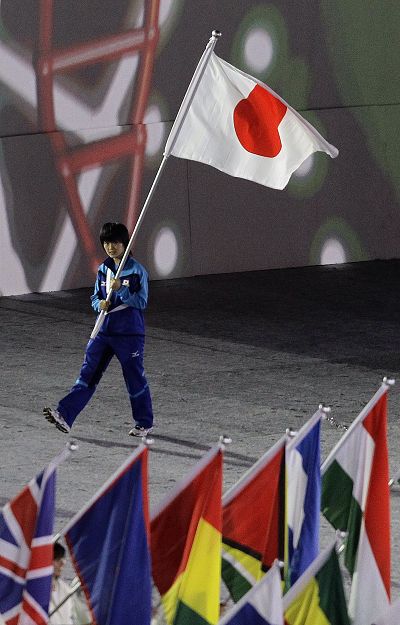 图文:新加坡青奥会开幕式 日本队旗帜入场