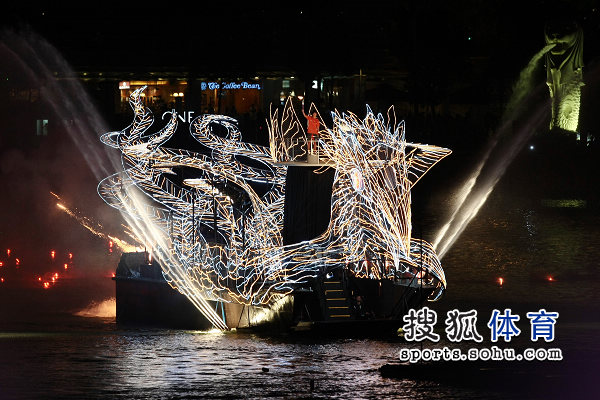 图文:新加坡青奥会开幕式 火炬手站在凤船上
