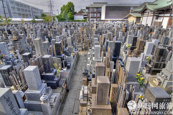 看日本人拥挤一生:生前挤地铁 死后挤墓地(图)
