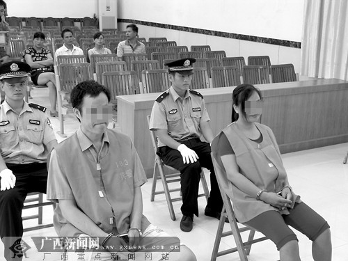 邹某夫妇在法庭上受审。本报记者 李丽摄