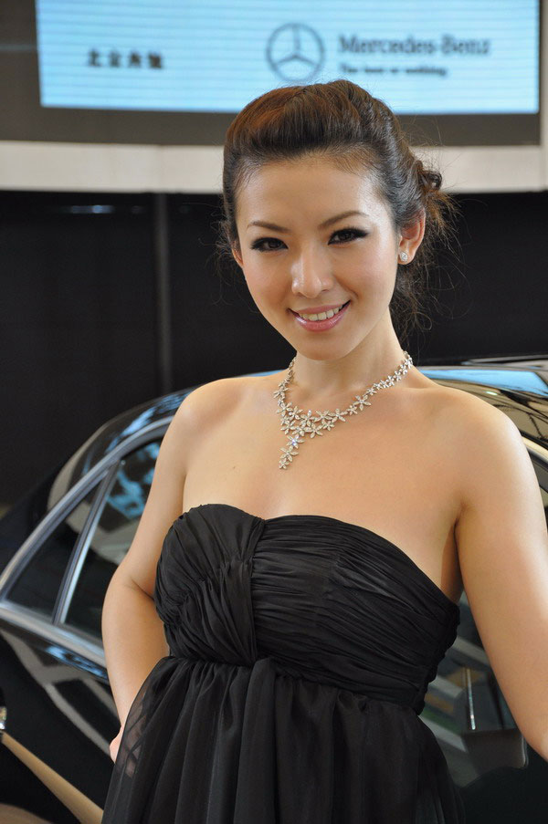 家用车展奔驰最美黑色晚礼服美女车模