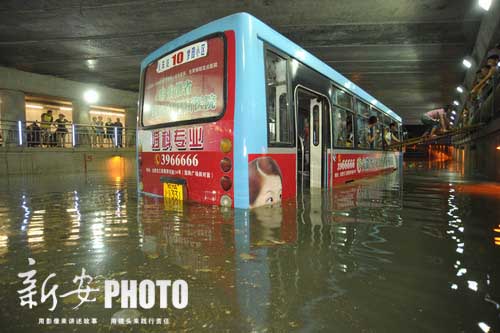 合肥暴雨使一辆公交车被淹 消防架桥救60名乘
