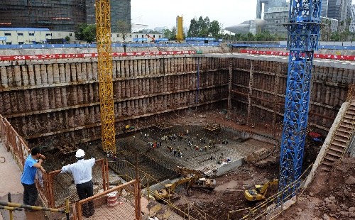 图文:广州东塔项目誓师迎亚运 工人们工地施工