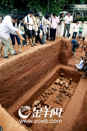 先烈中路市委党校内一建筑工地发现一汉代古墓,出土了大量陶器,青铜器