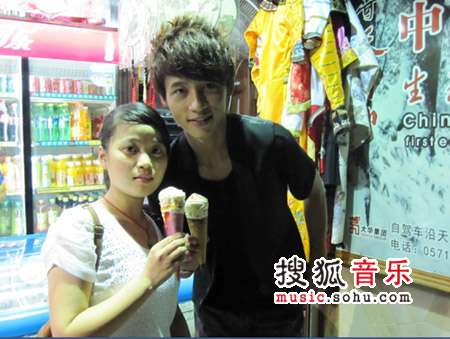 魏晨找女友杭州再上演 西子湖畔浪漫吃甜筒
