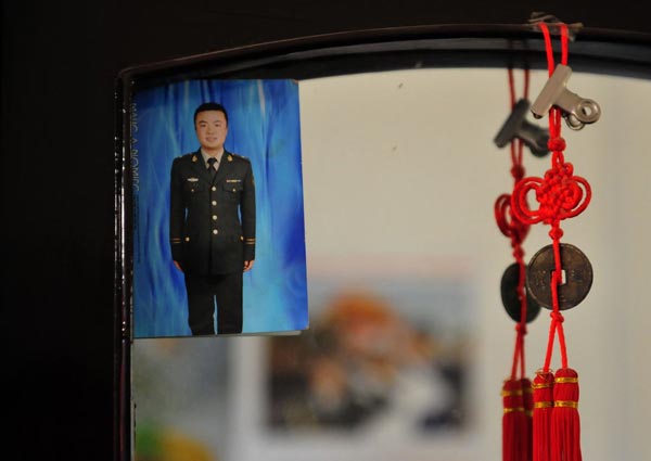 王伟/王伟是这个普通农家的骄傲和希望，他穿军装的照片贴在家中客厅...