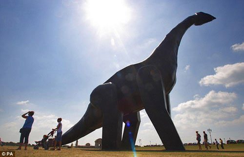 美国展出巨型恐龙雕塑女孩站旁边像颗米粒(图