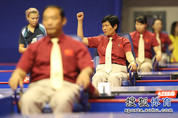 组图:中国乒乓球赛打响 周树森指导新加坡球员