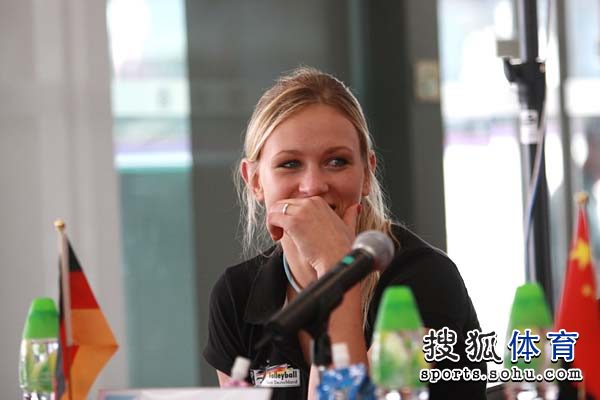 图文:女排大奖赛香港站发布会 德国女排队长