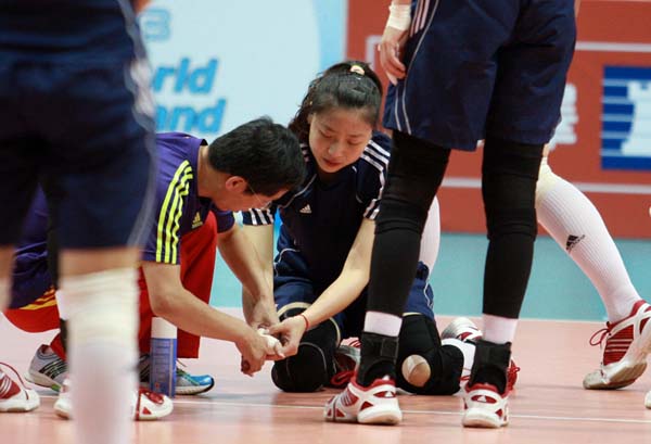 图文:中国女排备战大奖赛 魏秋月倒地受伤