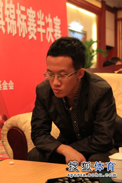 王垚神态轻松图片