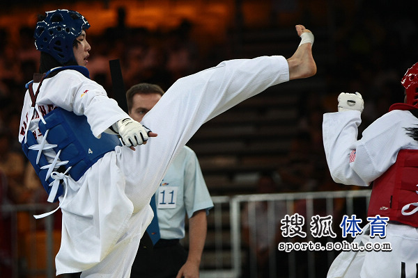 图文:青奥跆拳道女子 63kg 郑姝音瞄准飞踢