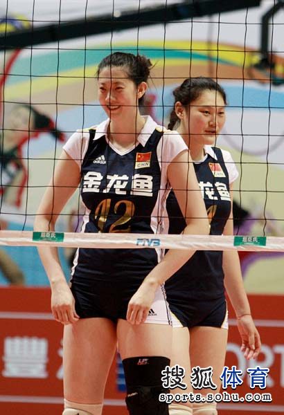 图文:中国女排3-0胜德国 薛明满面笑容