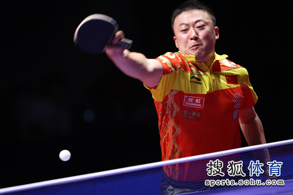 图文:中国乒乓球赛男单决赛 马琳正手扣球