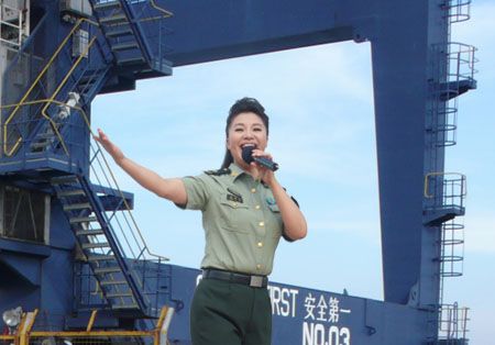 王丽达木板搭台献唱 独特方式庆祝深圳"生日"