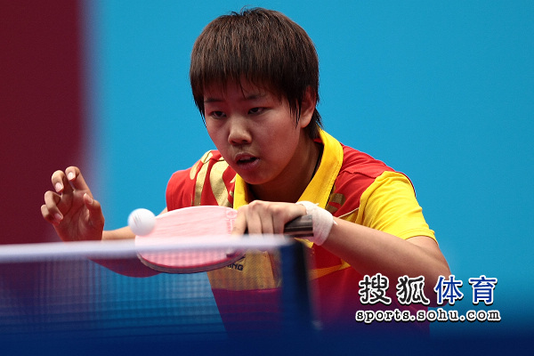 2010新加坡青奥会乒乓球继续进行,在女子单打决赛中,中国小将顾玉婷以
