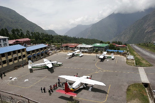 这是2010年5月20日在尼泊尔首都加德满都附近卢卡拉机场拍摄的"双水獭
