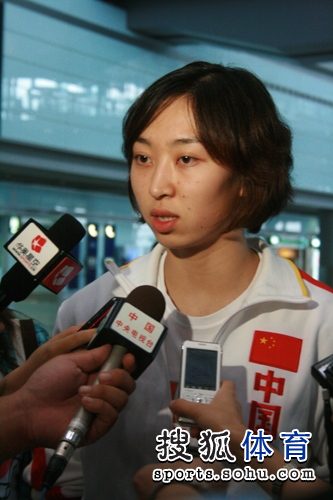 图文:中国女子水球队回国 世界杯最佳守门员