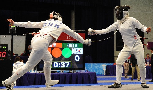 图文:青奥会现代五项 朱文婧在击剑比赛中