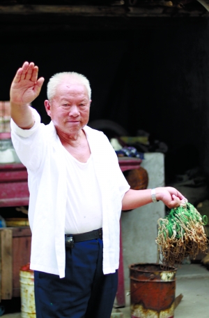 捞尸人王守海描述去年打捞遇难学生遗体时的情况.本报记者 孔璞 摄