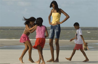 巴西14岁少女身高超两米 梦想成超模(组图)