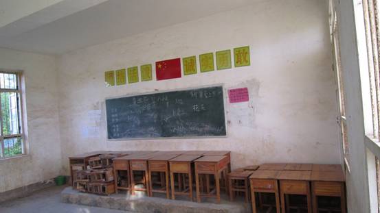 坛河小学简陋的教室