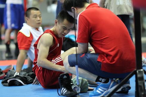 图文:武搏会拳击男子52公斤级 李超在敷冰袋