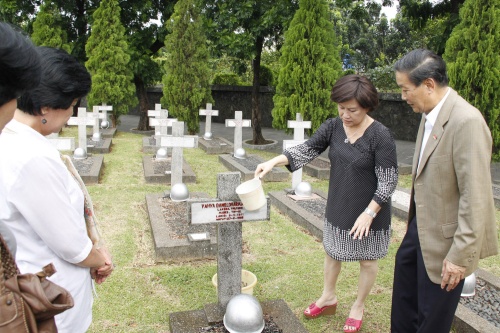 国际新闻 国际要闻 域外华闻 伍耀辉和夫人为李约翰将军的墓地洒水