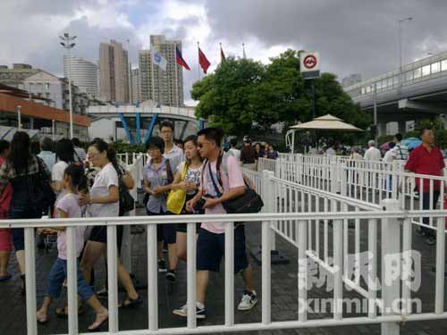 台风预警没有减少世博游客游兴，许多游客清早赶来排队入园。新民网记者陆俊彦 世博园西藏南路出入口回传