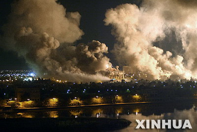 2003年3月21日,在美军的空中打击下,伊拉克首都巴格达的总统府硝烟