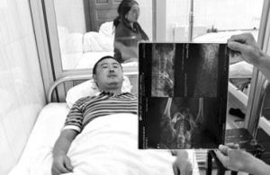 与警方发生冲突后，受伤家属接受治疗 本版图片据《云南信息报》