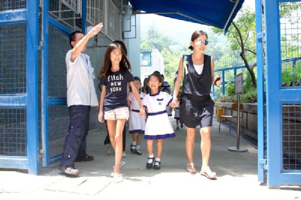 组图:陈奕迅徐濠萦送女儿上学 康堤入著名女校