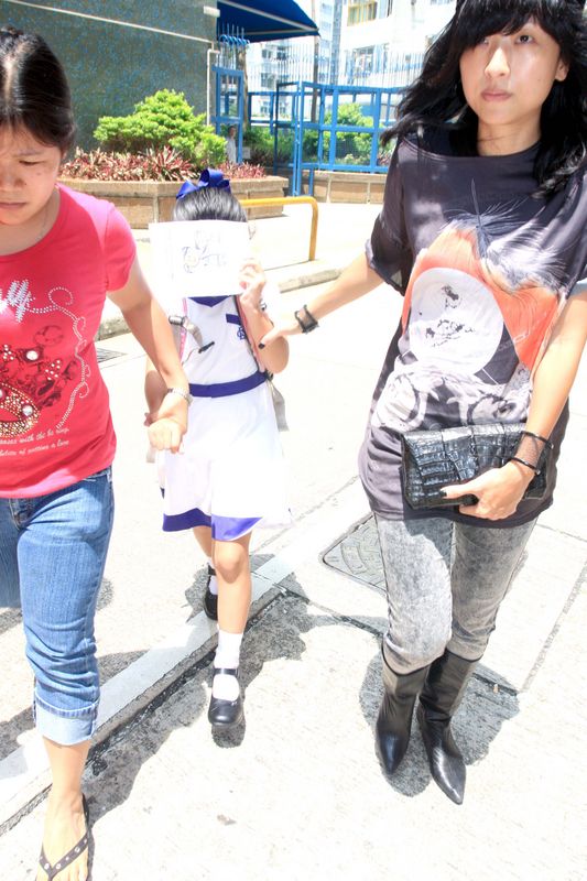 组图:陈奕迅徐濠萦送女儿上学 康堤入著名女校