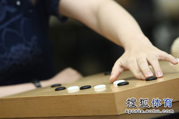 组图:建桥杯女子围棋赛开幕 常昊观战爱妻对局