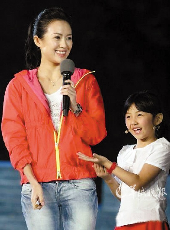 章子怡与小演员张子枫一起登场