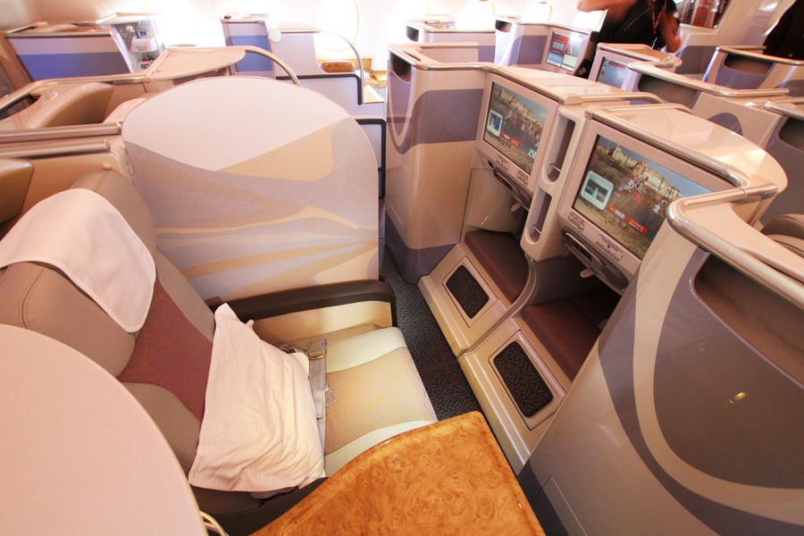 阿航a380到迪拜济舱往返票价为7500元(含税费),商务舱为