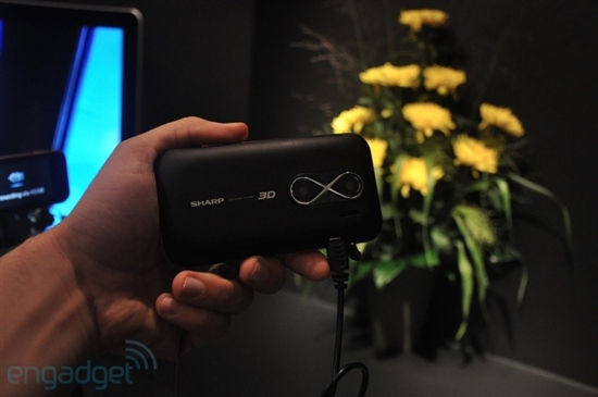 夏普展示3D手机原型 支持3D视频拍摄播放