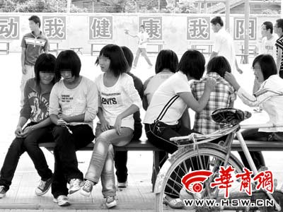 校园里一群女生留着同样的学生头本报记者袁小锋摄